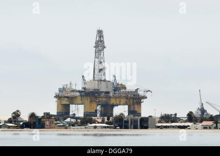 Oil rig in Angola, docked for repair at the port of Walvis Bay, Namib-Wüste, Walvis Bay City, Namibia Stock Photo