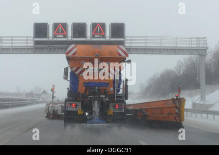 Snow-clearing vehicle from the motorway maintenance authorities in operation on the A8 motorway, Wendlingen, Baden-Württemberg Stock Photo