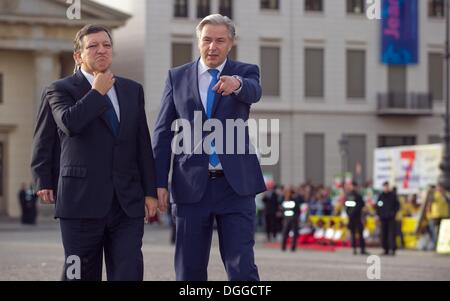 Pariser Platz, Germany. 21st Oct, 2013. Mayor of Berlin Klaus Wowereit (R) explains the view to his guest, President of the European Commission Jose Manuel Barroso, at Pariser Platz, Germany, 21 October 2013. Photo: TIM BRAKEMEIER/dpa/Alamy Live News Stock Photo