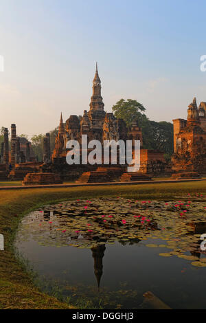 Main chedi at Wat Mahathat in the Sukhothai Historical Park, UNESCO World Heritage Site, Sukhothai Provinz, Central Thailand Stock Photo