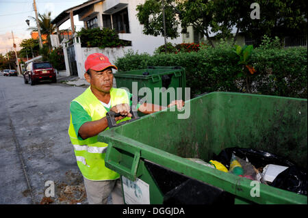 Garbage man at work, municipal garbage collection, Cancun, Yucatan Peninsula, Quintana Roo, Mexico, Latin America, North America Stock Photo