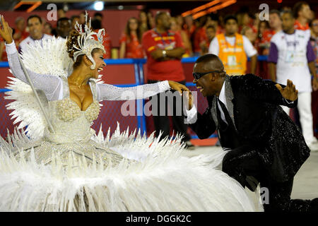 Couple dancing, flag bearer Porta Bandeira and Mestre Sala, kiss on the hand, parade of the samba school Inocentes de Belford Stock Photo