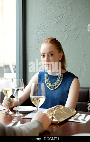 https://l450v.alamy.com/450v/dggmt1/young-woman-in-restaurant-dggmt1.jpg