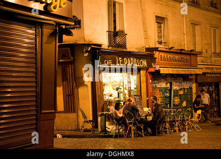 Street café on the Rue Mouffetard in the Quartier Latin, Paris, Ile de France region, France, Europe Stock Photo