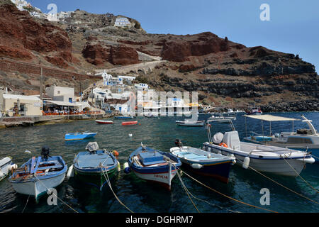 Fishing boats in the Ammoudi Harbour, Ammoudi Bay in Oia, Oía, Santorin, Cyclades, Greece Stock Photo