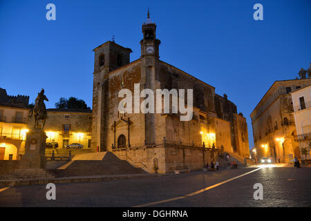 Equestrian statue of Francisco Pizarro in Plaza Mayor in front of the Iglesia de San Martín, Trujillo, Provinz Cáceres Stock Photo