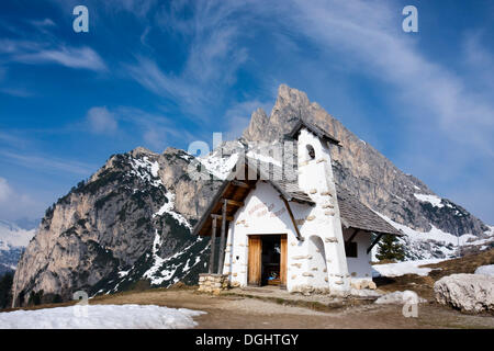 Chapel at Passo di Falzarego and Sas de Stria peak, Dolomites, Italy, Europe Stock Photo