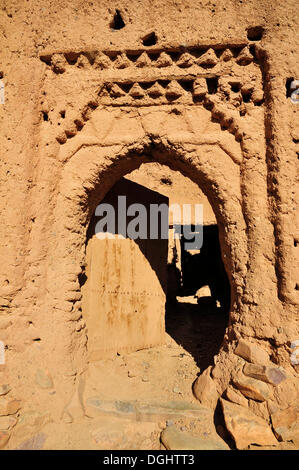 Clay stucco of a decaying entrance gate in the Kasbah Tamnougalt near Agdz, Draâtal, Tamnougalt, Souss-Massa-Draâ region Stock Photo