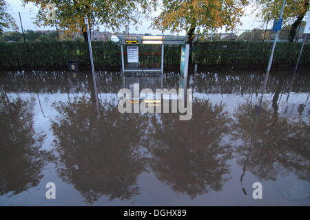 Glasgow, UK. 22nd Oct, 2013. Major flooding at A82 Great Western Road at the junction of Chesterfield Ave caused by heavy rainfall led to serious rush hour travel disruption this morning. Wind and rain have lashed the UK with reports that the stormy weather could continue for days to come. Credit: Paul Stewart/Alamy News Stock Photo