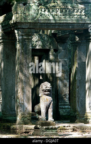 Guardian lion, stone sculpture at the East Gate, Preah Khan Temple, built by King Jayavarman VII in the 12th Century, Angkor Stock Photo