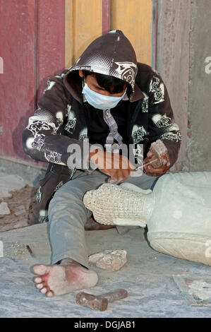 Stonemason working on a Buddha statue, Pursat, Cambodia Stock Photo