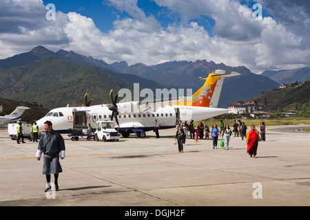 Bhutan, Paro International Airport, passengers disembarking Druk Air ATR 42-500 plane Stock Photo