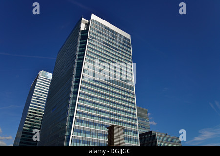 5 Churchill Place Building Canary Wharf by night - LONDON, ENGLAND ...