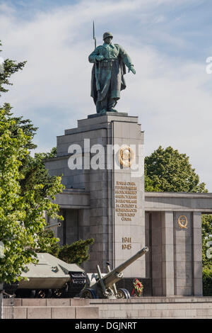Soviet War Memorial to commemorate conquering Berlin in World War II, with a howitzer and a T-34 tank, Berlin, Berlin, Germany Stock Photo