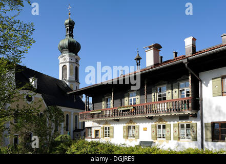 Parish church of St. Pankratius and an old farm house, Lenzenhof, Reit im Winkl, Chiemgau, Upper Bavaria, Bavaria Stock Photo