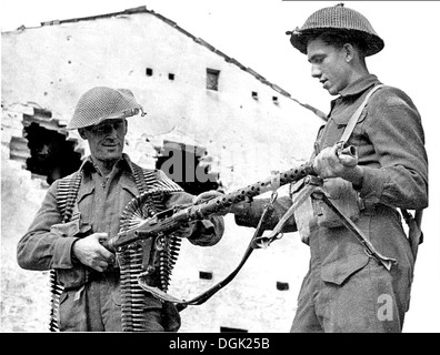 CANADIAN SOLDIERS with captured German MG34 machine gun in Italy in 1944 Stock Photo