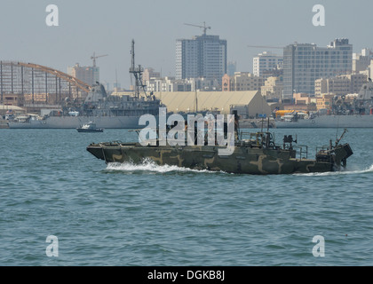 NAVAL SUPPORT ACTIVITY BAHRAIN (Oct. 16, 2013) A Riverine Command Boat (RCB), assigned to Commander, Task Group (CTG) 56.7, con Stock Photo