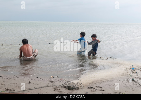 Filipino boy children fishing hi-res stock photography and images - Alamy