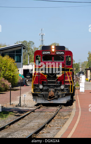 Diesel locomotive pulling pasenger wagons through New Hope & Ivyland Railroad, historic Bucks County, Pennsylvania. USA. Stock Photo