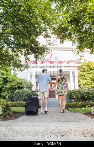 USA, Washington, Everett, Rear view of couple walking towards hotel Stock Photo