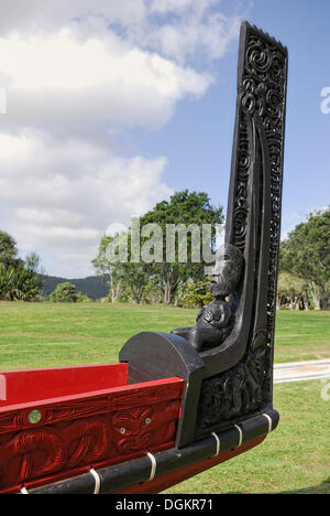 Waka, a Maori war canoe, replica from 1990, carved bow with figural representation and ornaments, Waitangi Treaty Grounds Stock Photo