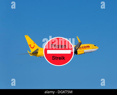 Sign with lettering 'Piloten Streik', German for 'Pilots on strike', sign in front of a TUI plane Stock Photo