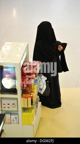 Qatari woman in traditional costume abaya and veil, cosmetics, Duty-Free zone, Doha International Airport, Doha, Qatar, Asia Stock Photo