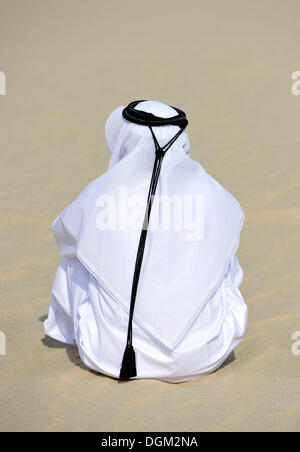 Man wearing traditional uae clothes spending time in the desert — Stock  Photo © oneinchpunch #194876588