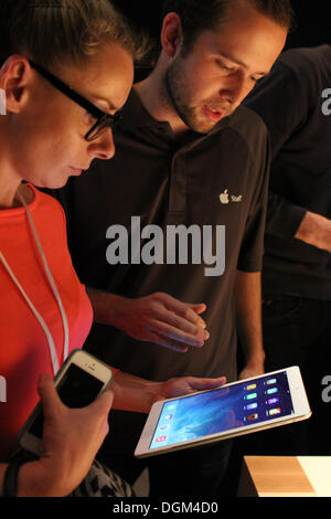 central London, Great Britain. 22nd Oct, 2013. Journalists look at the new iPad generation at the Apple Store in central London, Great Britain, 22 October 2013. Apple unveiled a lighter, thinner model of its best selling iPad on 22 October, calling the new device the iPad Air. The debut of the new device came at a press event in San Francisco amid tightening competition in the tablet computer category, which Apple launched with the debut of the iPad in 2010, and which is set to outsell personal computers for the first time this year. Photo: Christoph Dernbach/dpa/Alamy Live News Stock Photo