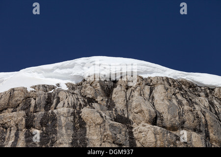 Snow cornice and blue sky. Close-up view. Turkey, Central Taurus Mountains, Aladaglar (Anti-Taurus), plateau Edigel Stock Photo