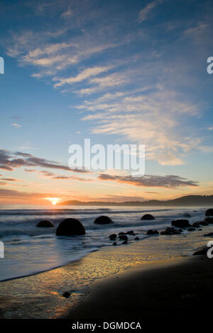 Moeraki Boulders at sunrise, East Coast, Otago, South Island, New Zealand Stock Photo