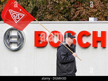 Worker carrying an IG Metall flag in front of the Bosch factory in Buhl, Baden, Baden-Wuerttemberg Stock Photo