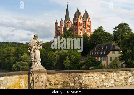 The statue of St. Nepomuk on the Alte Lahnbrücke bridge with the late Romanesque and early Gothic Limburg Cathedral of Sankt Stock Photo