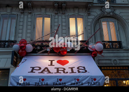 I Love Paris souvenir shop with Christmas decorations, Avenue des Champs Elysées, 8th Arrondissement, Paris, Ile-de-France Stock Photo