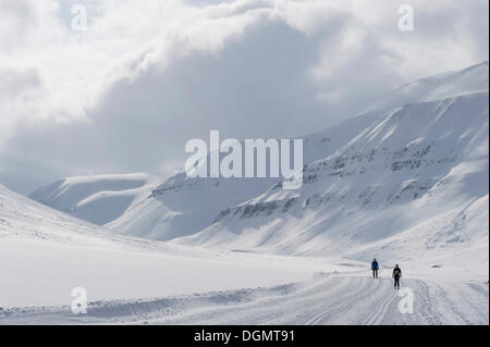 Two cross-country skiers during the Spitsbergen Ski Marathon, the northernmost ski marathon in the world, Todalen, Adventdalen Stock Photo