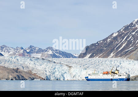 Expedition cruise ship, MS Ocean Nova, in front of Blomstrandbreen Glacier, Krossfjorden, Haakon VII Land, Spitsbergen Island Stock Photo