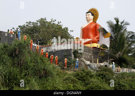 BUDHHA STATUE & STATUES DEPICTING THE VISIT OF ARAHANT MAHINDA UNAWATUNA SRI LANKA ASIA 18 March 2013 Stock Photo