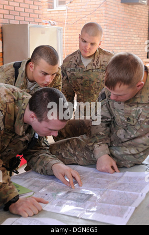 Soldiers from Company A, 2nd Battalion, 4th Infantry Regiment, learn how to read a map and navigate terrain during a Sergeant's Stock Photo