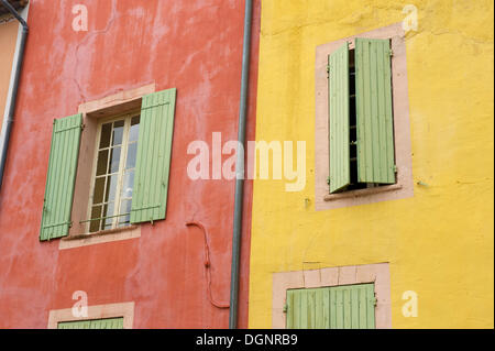 Colourful façades, Roussillon, Vaucluse, Provence, Region Provence-Alpes-Côte d’Azur, France Stock Photo