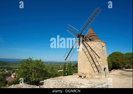 Windmill, St. Saturnin les Apt, Saint-Saturnin-lès-Apt, Provence, Region Provence-Alpes-Côte d’Azur, France Stock Photo