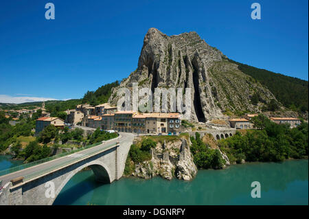 Bridge over the Durance River, Sisteron, Provence, Region Provence-Alpes-Côte d’Azur, France Stock Photo