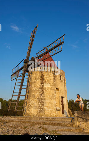 Moulin d'Alphonse Daudet, windmill of Alphonse Daudet, Fontvieille, Département Bouches-du-Rhône, Region Provence-Alpes-Côte Stock Photo