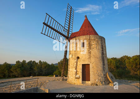 Moulin d'Alphonse Daudet, windmill of Alphonse Daudet, Fontvieille, Département Bouches-du-Rhône, Region Provence-Alpes-Côte Stock Photo