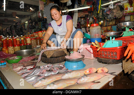 Fishmonger gutting a fish for a customer, Old Market in Siem Reap, Cambodia, Southeast Asia, Asia Stock Photo