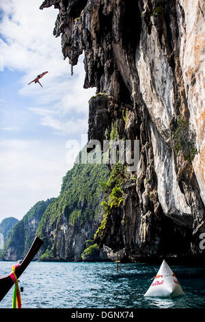 Phi Phi Leh, Thailand. 24th Oct, 2013. The Luxembourg athlete Alain Kohl jumps on 24.10.2013 on the southern Thai island of Phi Phi Leh from the 25 meter high cliffs of the Viking cave in the Andaman Sea. The jump is part of the Red Bull Cliff Diving World Series. Photo: Dean Treml / Red Bull / dpa NOTE: Only for editorial use !!! Credit:  dpa picture alliance/Alamy Live News Stock Photo