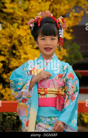 Japanese children dressed in traditional costume for the Seven