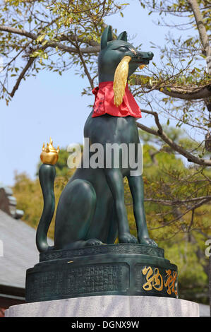 Bronze statue, fox god with golden rice ears and a flame on the tip of its tail, Fushimi Inari Taisha Shinto shrine, Fushimi Stock Photo