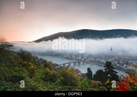Panoramic views from the Philosophenweg, philosopher's way, across the old town of Heidelberg on a misty autumn morning Stock Photo