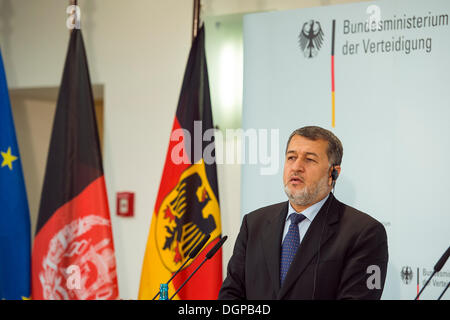 Berlin, Germany. October 24th 2013. German Defence Minister Thomas de Maizière receives Afghan counterpart Bismillah Mohammadi for negotiations coaching Afghan police. Credit: Gonçalo Silva/Alamy Live News. Stock Photo