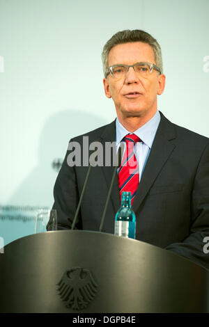 Berlin, Germany. October 24th 2013. German Defence Minister Thomas de Maizière receives Afghan counterpart Bismillah Mohammadi for negotiations coaching Afghan police. Credit: Gonçalo Silva/Alamy Live News. Stock Photo